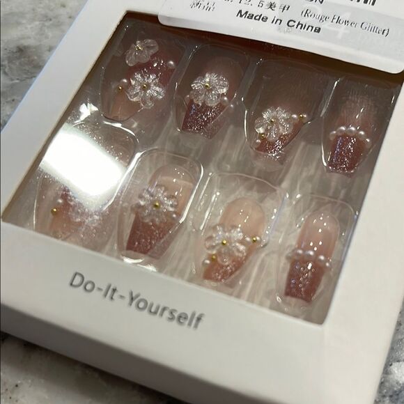 Source Unknown Floral Nail Set - Pink and White - Picture 4 of 5